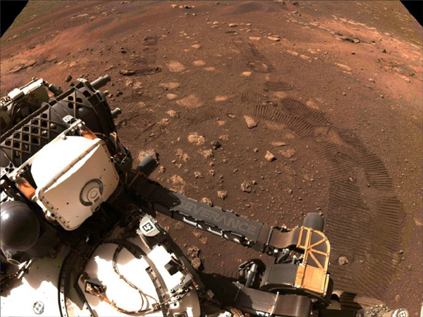 毅力号完成首次火星“试驾”：历时33分钟 行走6.5米