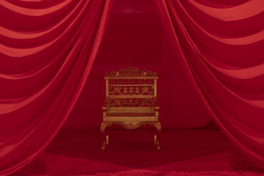 詹姆斯·李·拜尔斯 《问题的哲学之椅》160 x 160 x 117cm 镀金西藏柚木 1996 © 艺术家遗产 图片由红砖美术馆提供 