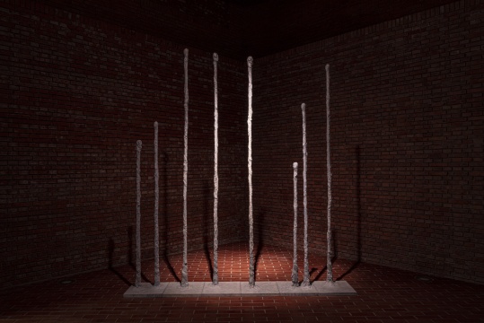 克里斯多夫·勒·布伦 《大型植茎结构》 270.5 x 512 x 5 cm 铜 2020 ©克里斯多夫·勒·布伦 图片由红砖美术馆提供 