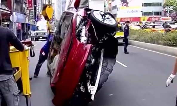 自动辅助驾驶又闯祸！特斯拉连撞多辆摩托车后翻车