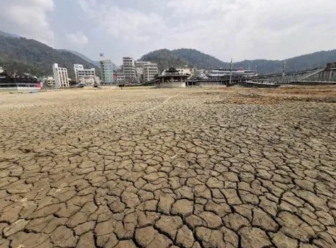 日月潭潭底干枯成块状：震撼画面让网友直呼干旱好可怕