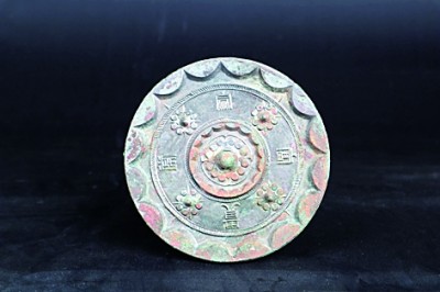 陕西西咸新区大堡子墓地出土80余枚西汉铜镜