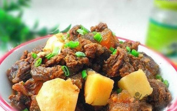 经典菜肴土豆烧牛肉，补血抗衰老，全家人都爱吃 