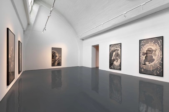 方力钧同名版画个展，艺·凯旋画廊展览现场 