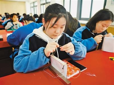 在这里，年轻人爱上古籍修复