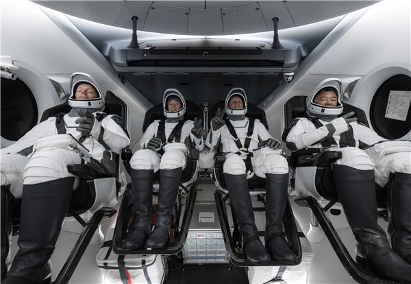 二手火箭立功！SpaceX载人龙飞船成功发射：搭载四名宇航员