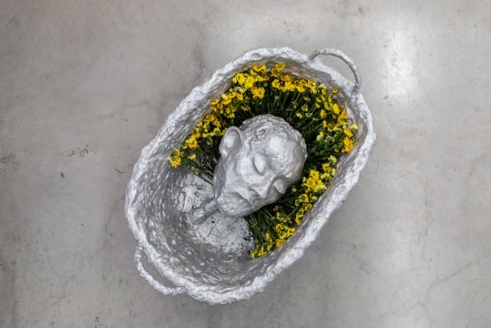 尉洪磊，《[]#10》青铜，鲜花 铜 71x47x29 cm 2019 