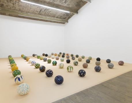 《祁连山系-30》 唐三彩陶瓷 岩石 球体直径23cm(60只) 2020年 
