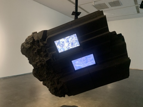 林欣 《错误的秩序——废弃》 200×160×125cm 电子影像装置 2015 