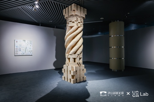 金雨 《城市表皮》80 x 80 x 310cm 三合板  2021 
