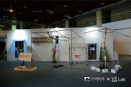 张佳沁，《游荡与休憩》 尺寸可变  组合装置，综合材料 2021 