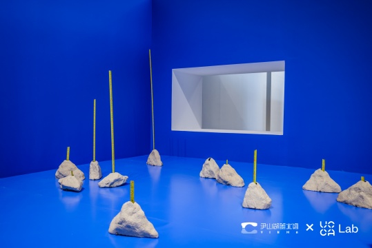 金雨 《虚心竹》 组合尺寸470 x 400 cm  金属、陶瓷、机械装置 2021 