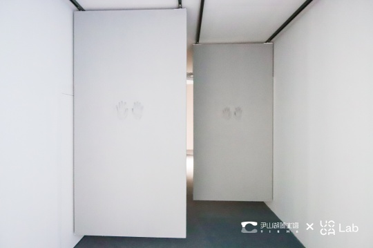 顾承洋 《接近》 800x260x270cm  热塑土、不锈钢、灯、综合材料 2021 