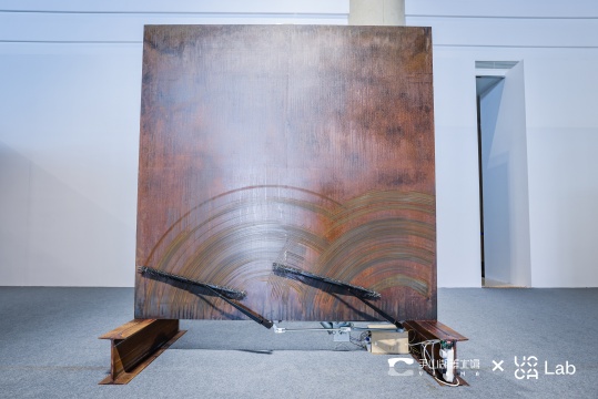 刘亚洲 《雨刷器》200 x 220 x 100cm, 150 x 160 x 30cm 机械装置，耐候钢 2021 