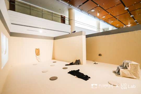 顾承洋《余温》 500x1000cm  布料衣服、针线、棉布、影像记录 2020 