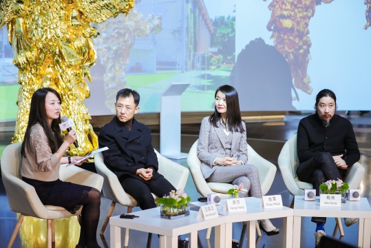 《国际金融报》总编辑助理卫容之在对谈环节进行主持 《国际金融报》总编辑助理卫容之在对谈环节进行主持