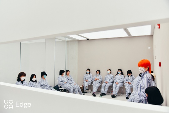 徐震在本次展览上重演其2002年的行为表演作品《3月6日》 徐震在本次展览上重演其2002年的行为表演作品《3月6日》