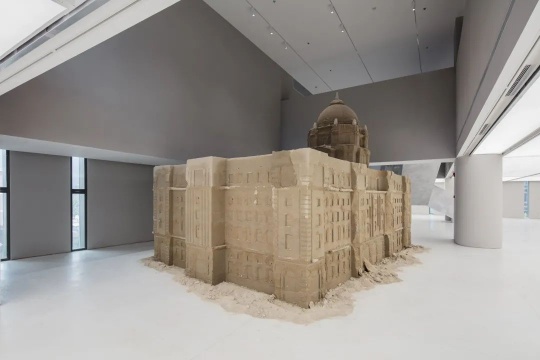 黄永砅,《沙的银行,银行的沙》,2000 ,沙、水泥,350 × 600 × 430 cm 。管艺当代文献馆收藏,致谢沈远 。“激浪之城:世纪之交的艺术与上海”展览现场,UCCA Edge,2021 黄永砅,《沙的银行,银行的沙》,2000 ,沙、水泥,350 × 600 × 430 cm 。管艺当代文献馆收藏,致谢沈远 。“激浪之城:世纪之交的艺术与上海”展览现场,UCCA Edge,2021