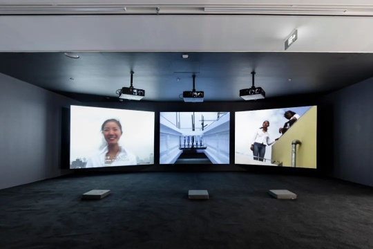 杨福东,《天上,天上,茉莉,茉莉》,2002,3 频彩色有声影像,18 分钟,音乐 : 林笛、苏勇。 图片由 UCCA 尤伦斯当代艺术中心提供。 杨福东,《天上,天上,茉莉,茉莉》,2002,3 频彩色有声影像,18 分钟,音乐 : 林笛、苏勇。 图片由 UCCA 尤伦斯当代艺术中心提供。