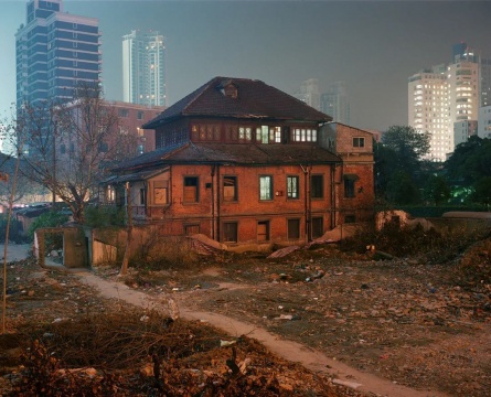季瑞(Greg Girard),《魅影上海:华山路上的房子,北立面》,2006,收藏级喷墨打印。 季瑞(Greg Girard),《魅影上海:华山路上的房子,北立面》,2006,收藏级喷墨打印。
