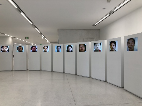 张培力,《祝你快乐》(静帧),1999,10频彩色有声影像(PAL格式)装置,5分38秒 张培力,《祝你快乐》(静帧),1999,10频彩色有声影像(PAL格式)装置,5分38秒