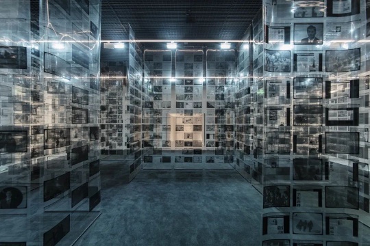 胡介鸣,《1999-2000 传奇》,2000,装 置,胶片、铁架、尼龙线、蓝色射灯、扬声 器、CD 播放机,尺寸可变。 图片由 UCCA 尤伦斯当代艺术中心提供。 胡介鸣,《1999-2000 传奇》,2000,装 置,胶片、铁架、尼龙线、蓝色射灯、扬声 器、CD 播放机,尺寸可变。 图片由 UCCA 尤伦斯当代艺术中心提供。