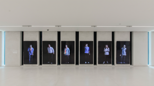 杨振中,《消毒》 ,2015,6 频彩色无声高清 影像装置,15 分钟,181 × 111 cm,6 件 。图片 由 UCCA 尤伦斯当代艺术中心提供。 杨振中,《消毒》 ,2015,6 频彩色无声高清 影像装置,15 分钟,181 × 111 cm,6 件 。图片 由 UCCA 尤伦斯当代艺术中心提供。