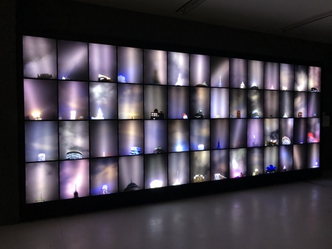 施勇,《“引力”——上海夜空》, 2003-2004,灯箱装置,金属框架、半透 明亚克力软片、亚克力板、荧光灯管、 灯箱,556 × 50 × 239 cm。图片由 UCCA 尤伦斯当代艺术中心提供。 施勇,《“引力”——上海夜空》, 2003-2004,灯箱装置,金属框架、半透 明亚克力软片、亚克力板、荧光灯管、 灯箱,556 × 50 × 239 cm。图片由 UCCA 尤伦斯当代艺术中心提供。