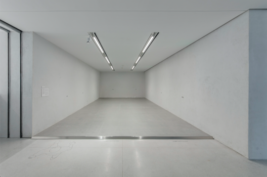 张永和,《5×11 米生活》,2021 ,高精度写真裱地贴 膜,500 × 1100 cm。图片由 UCCA 尤伦斯当代艺术中心提供。 张永和,《5×11 米生活》,2021 ,高精度写真裱地贴 膜,500 × 1100 cm。图片由 UCCA 尤伦斯当代艺术中心提供。