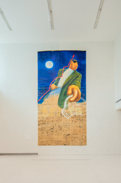 周铁海,《采购幸福/茁壮成长离不开教父教母的呵 护》,1997,纸上综合媒介,328 × 630 cm。 管艺当代 文献馆收藏。图片由 UCCA 尤伦斯当代艺术中心提 供。 周铁海,《采购幸福/茁壮成长离不开教父教母的呵 护》,1997,纸上综合媒介,328 × 630 cm。 管艺当代 文献馆收藏。图片由 UCCA 尤伦斯当代艺术中心提 供。