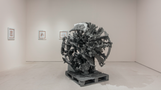 马修·巴尼,《凯佩拉》,2016/2021,锌浇铸 雕塑,185.4 × 177.8 × 165.1 cm。致谢艺术家与格 莱斯顿画廊(纽约、布鲁塞尔)。图片由 UCCA 尤伦斯当代艺术中心提供。 马修·巴尼,《凯佩拉》,2016/2021,锌浇铸 雕塑,185.4 × 177.8 × 165.1 cm。致谢艺术家与格 莱斯顿画廊(纽约、布鲁塞尔)。图片由 UCCA 尤伦斯当代艺术中心提供。
