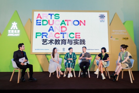 嘉宾对话(从左至由:唐凤靓,ART021上海廿一当代艺术博览会及JINGART艺览北京联合创始人应青蓝,四川美术学院造型艺术学院副院长、油画系主任王朝刚,资深艺术媒体人、策展人、纪录片导演曹丹,展览组织人尚端) 嘉宾对话(从左至由:唐凤靓,ART021上海廿一当代艺术博览会及JINGART艺览北京联合创始人应青蓝,四川美术学院造型艺术学院副院长、油画系主任王朝刚,资深艺术媒体人、策展人、纪录片导演曹丹,展览组织人尚端)