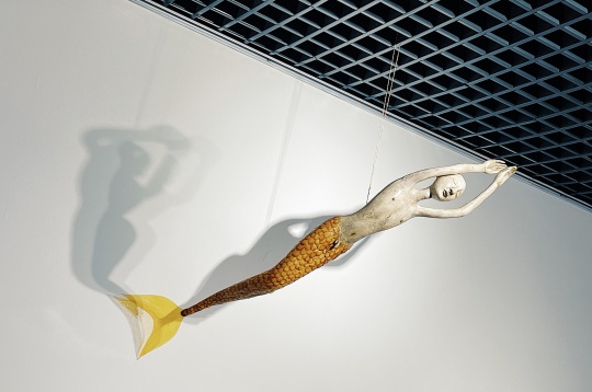 黄蓝 《人鱼造访者》 15 × 78 × 18 cm 综合材料 2016 黄蓝 《人鱼造访者》 15 × 78 × 18 cm 综合材料 2016