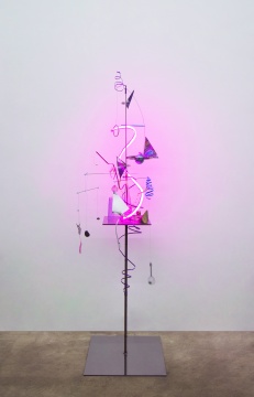 袁松《风景 No.4 》60 × 60 × 190cm 铁、不锈钢、树脂、木、石头、铝、碳、LED 灯 2018 袁松《风景 No.4 》60 × 60 × 190cm 铁、不锈钢、树脂、木、石头、铝、碳、LED 灯 2018