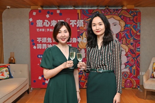 艾克商务中心北京总经理胡雯(右)与艺术家罗晶晶(左) 艾克商务中心北京总经理胡雯(右)与艺术家罗晶晶(左)