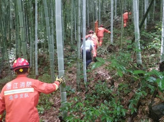 十多人为追星被困山中求救 曾称拍不到明星不下山：网友炮轰