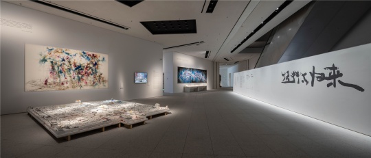 “蔡国强：远行与归来”浦东美术馆展览现场，2021，顾剑亨摄，蔡工作室提供 