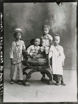 G.R. 兰伯特公司 《海峡华人儿童的照相馆肖像》玻璃底片印刷品 1910(图片由新加坡国家博物馆、国家文物局提供) G.R. 兰伯特公司 《海峡华人儿童的照相馆肖像》玻璃底片印刷品 1910(图片由新加坡国家博物馆、国家文物局提供)