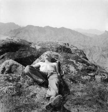 沙飞 《白求恩日光浴》 1939年 (图片由王雁女士提供,鸣谢北京画院美术馆) 沙飞 《白求恩日光浴》 1939年 (图片由王雁女士提供,鸣谢北京画院美术馆)