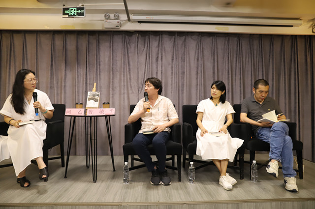 “故事的加减法”——《骗子来到南方》新书分享会在南京举行