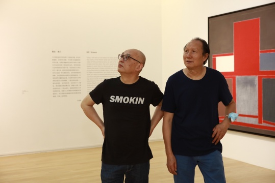 毛旭辉(右)在当代唐人艺术中心展览开幕现场 毛旭辉(右)在当代唐人艺术中心展览开幕现场
