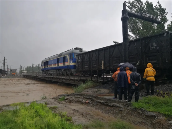 河南河水暴涨 “重车压梁”再现：两列火车同时开上铁路桥