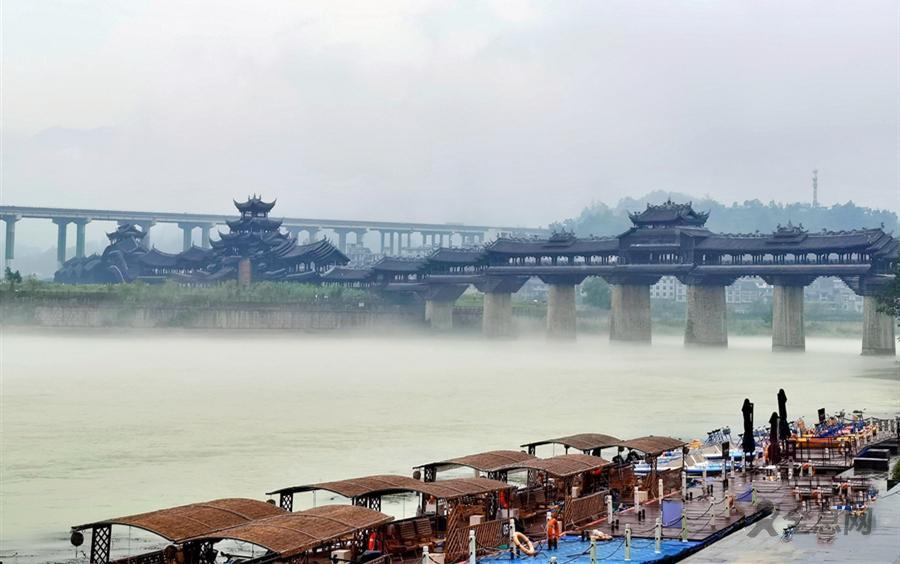 【城市远洋带图】阿蓬江畔烟雨朦胧 千年濯水古镇宛如水墨画卷
