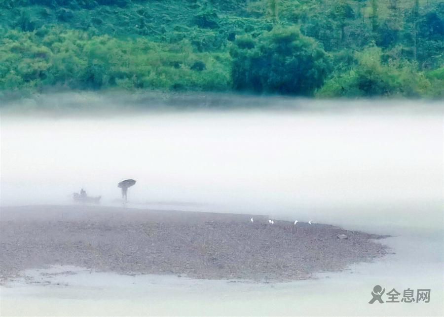 【城市远洋带图】阿蓬江畔烟雨朦胧 千年濯水古镇宛如水墨画卷
