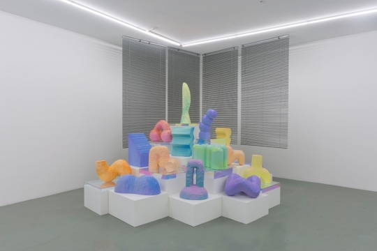 《雕塑_00》 丙烯，高密度泡沫，百叶窗，五彩亚克力盒子  2017 