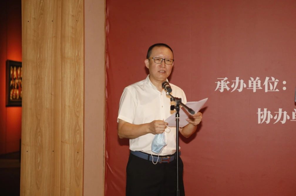 山东美术馆收藏部主任郭振宇主持捐赠仪式