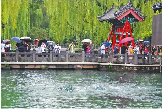 泉水欢腾18载 自2003年复涌以来 趵突泉已连续喷涌6575个日夜