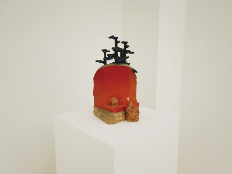 梁硕 《买后母蓝 NO.6》 36×22×16cm 陶、油画颜料 2006 梁硕 《买后母蓝 NO.6》 36×22×16cm 陶、油画颜料 2006