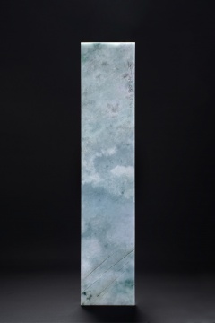 《飞得最快的猪的影子》 翡翠 48.5x9.9x1.8cm 2900g 2021 《飞得最快的猪的影子》 翡翠 48.5x9.9x1.8cm 2900g 2021