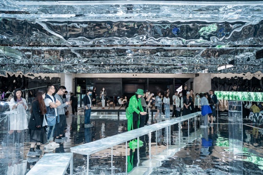 何云昌个展“千重影”现场,山中天艺术中心(摄影:杨丽) 何云昌个展“千重影”现场,山中天艺术中心(摄影:杨丽)